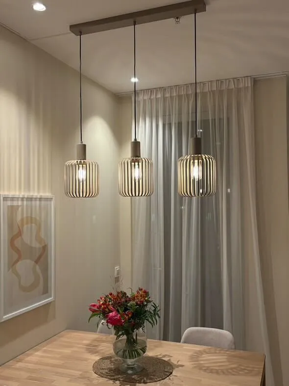 Pendellamper over spisebord, belysningsinstallasjon