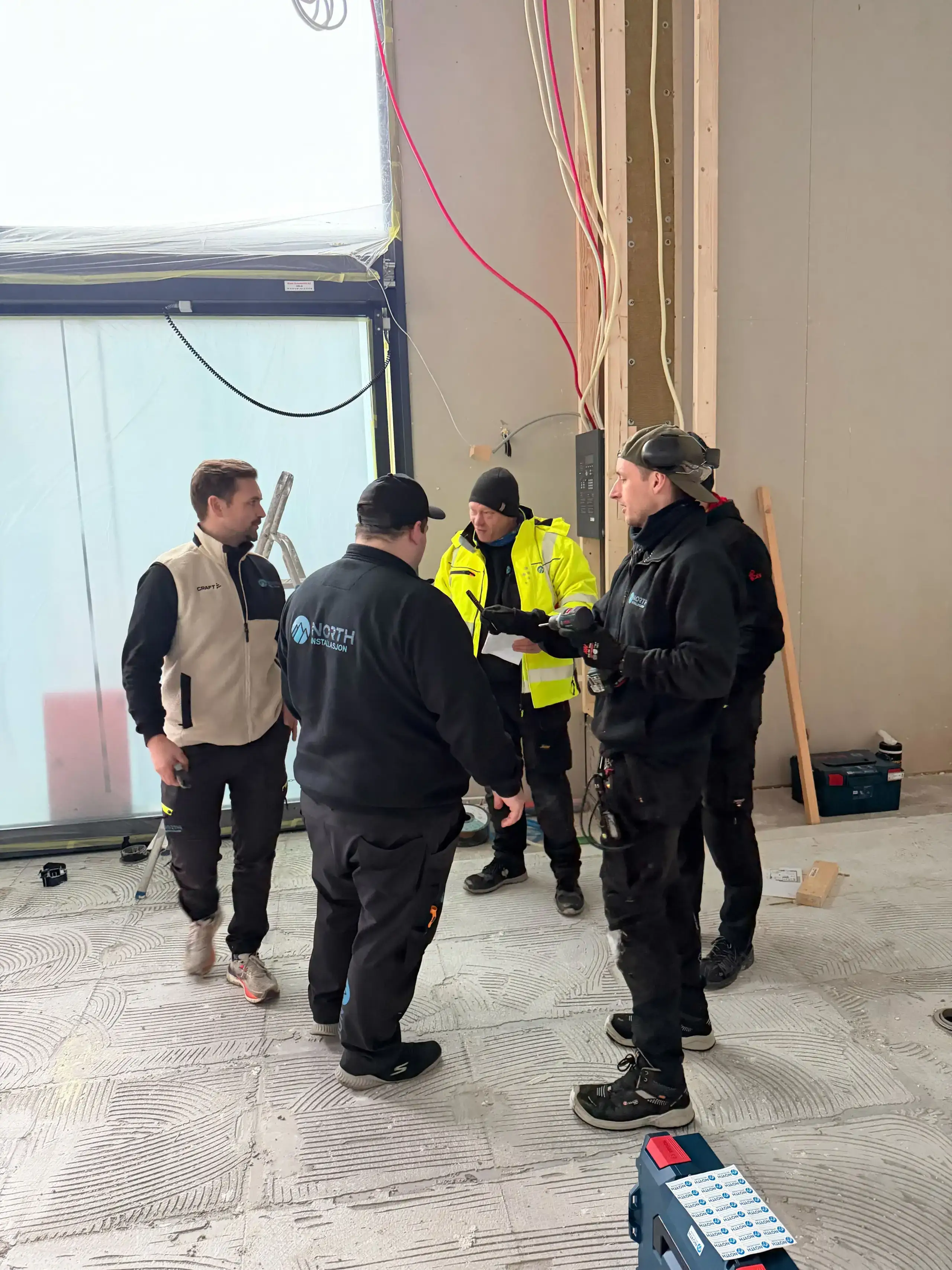 North Installasjon elektrikere diskuterer installasjonsplan