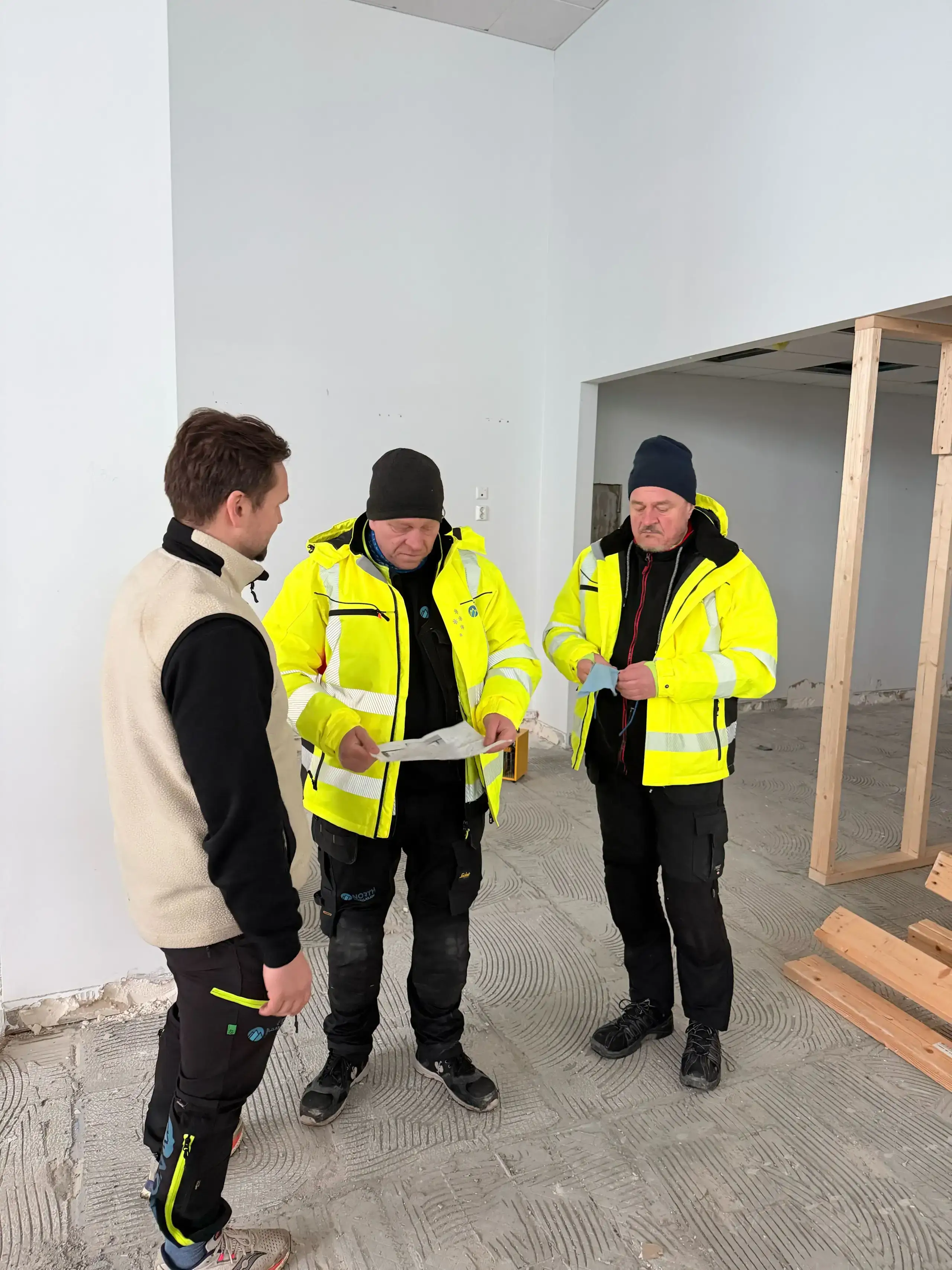 North Installasjon team gjennomgår planer på næringslokale