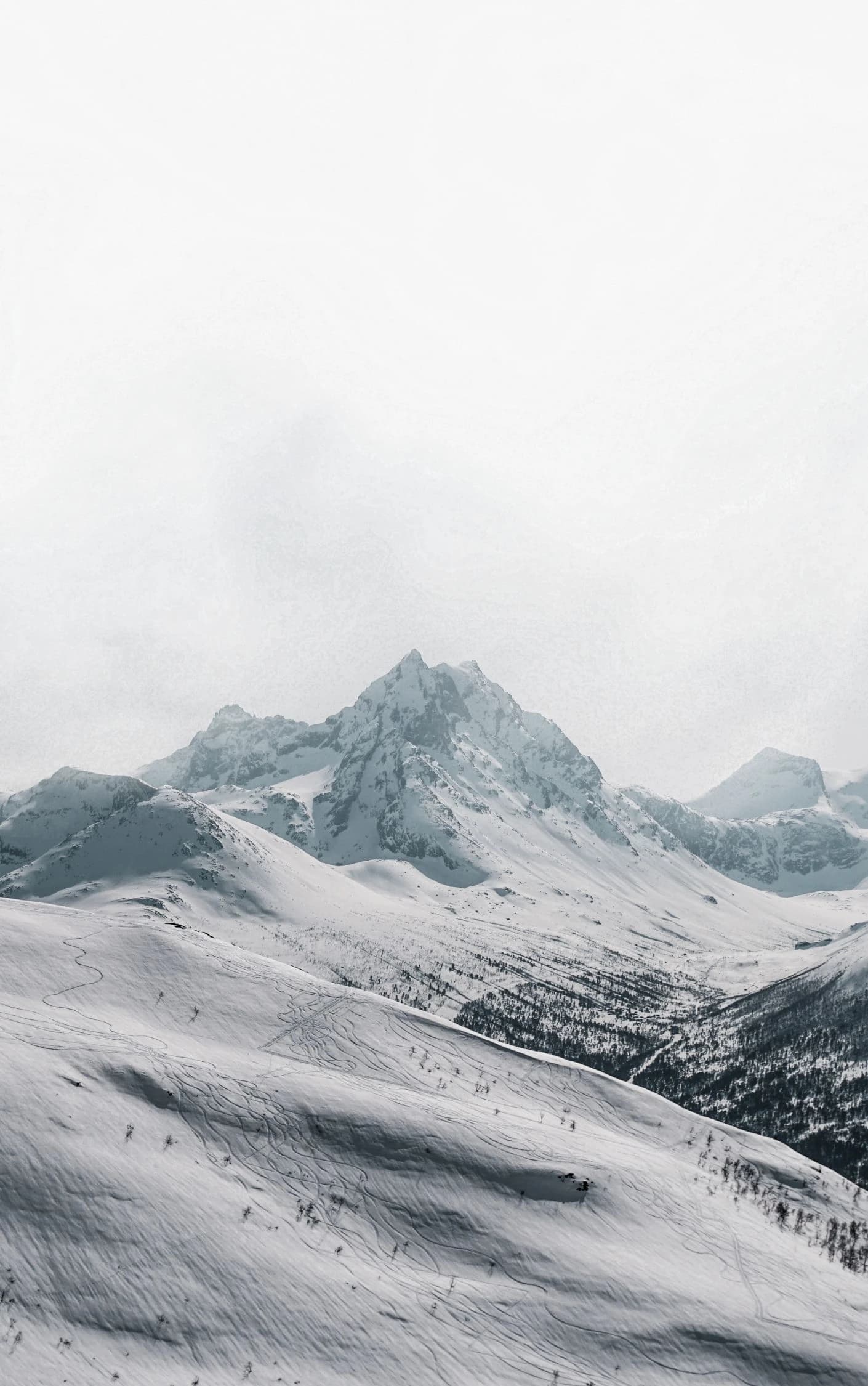 Snødekte fjell i Norge
