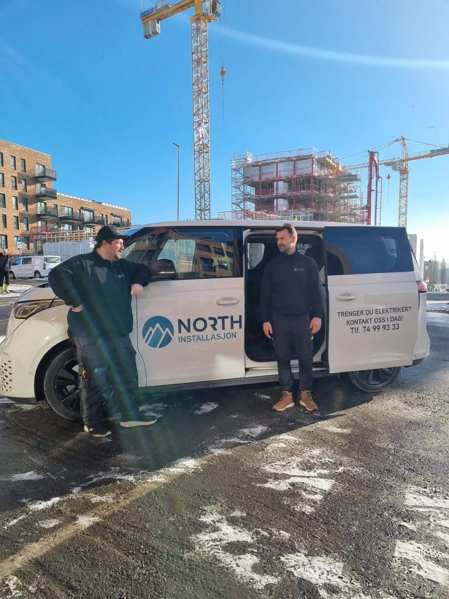 North Installasjon-teamet foran firmabilen