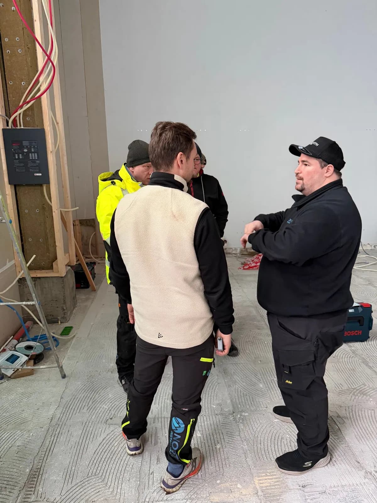 Elektriker fra North Installasjon forklarer løsninger til byggherre på befaring