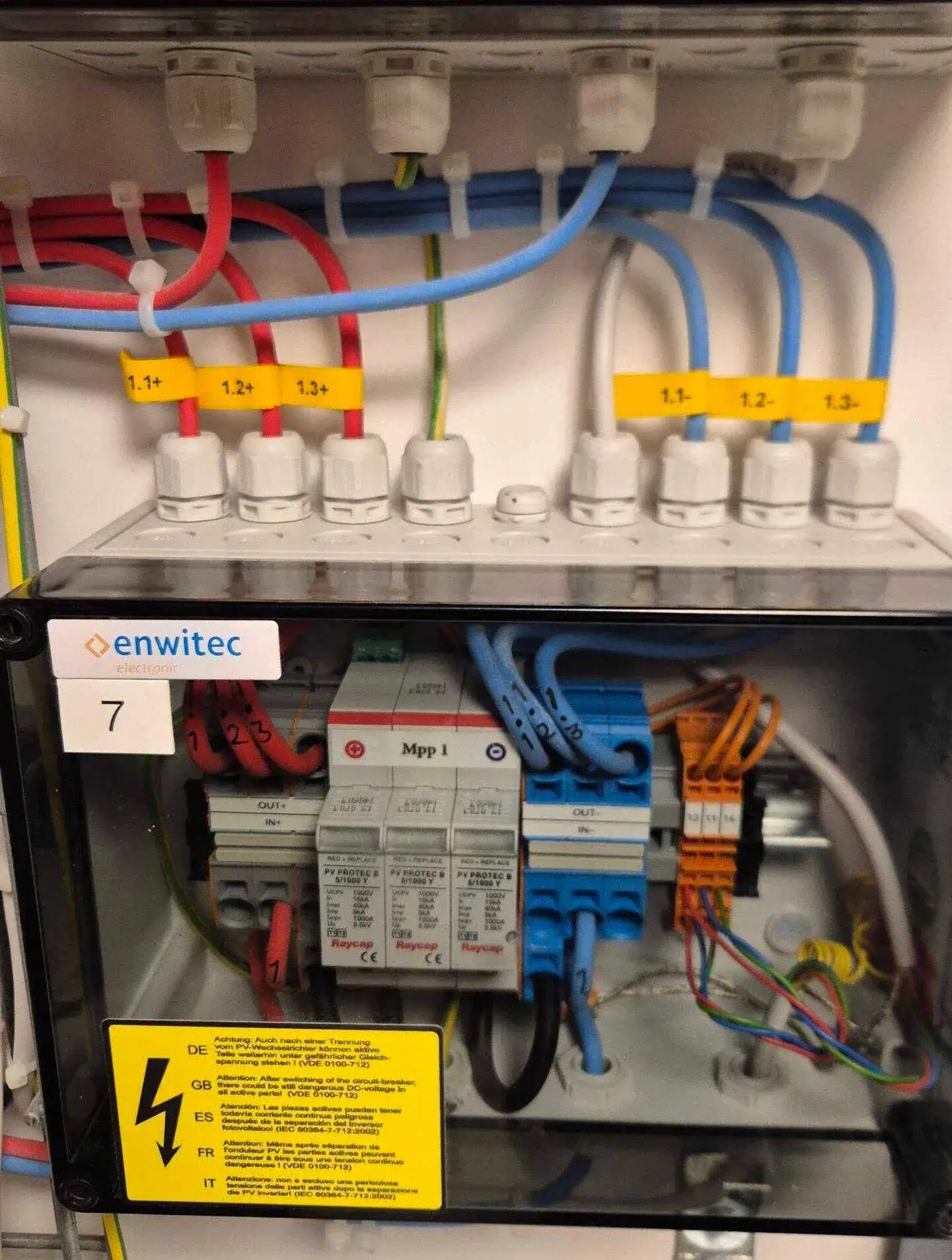 Elektriker utfører servicearbeid